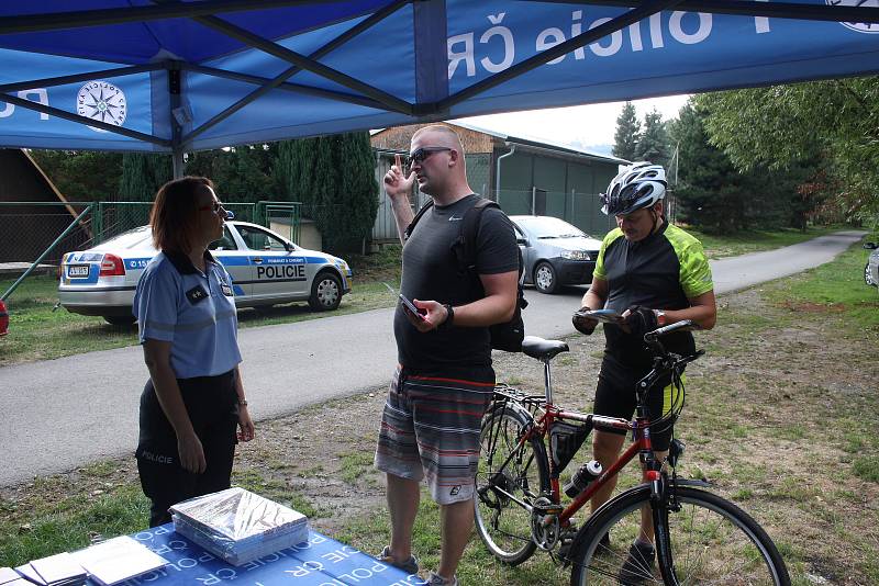 Policisté postavili svůj infostánek na cyklostezce z Krnova do Opavy.  V rámci akce  „Na kole jen s přilbou“ diskutovali s cyklisty, jak mohou zvýšit bezpečnost.