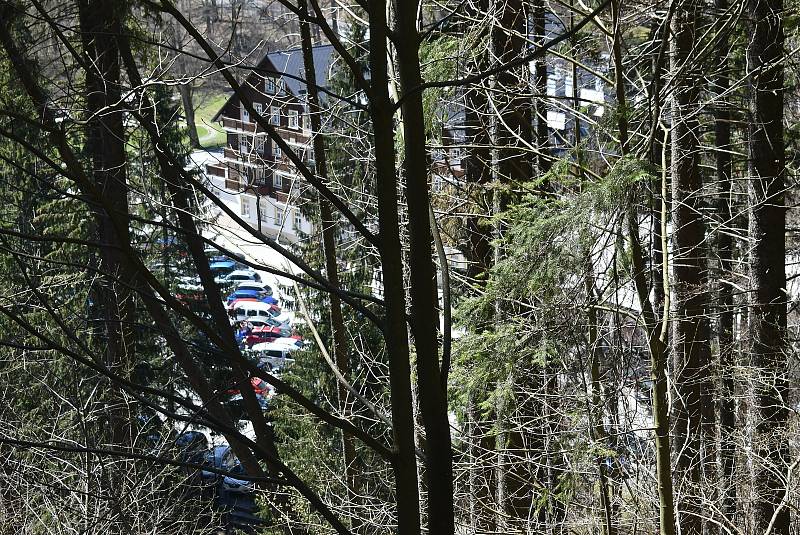 Udělejte si někdy výlet kolem náhonu, který přivádí vodu pro umělý vodopád v Karlově Studánce.