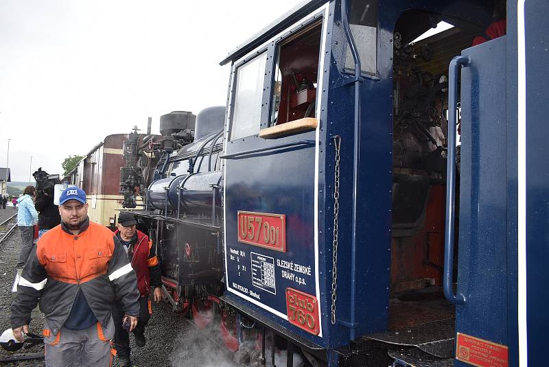 Malý štokr po generální opravě parního kotle a odstranění technické závady už zase šlape jako hodinky. Na úzkokolejce Osoblažce vás o prázdninách sveze každou sobotu i neděli.