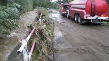 Porovnejme současnou situaci s archivními snímky z Opavice. Autobusová zastávka a zábradlí jsou dnes na stejném místě jako při povodních v roce 2007.