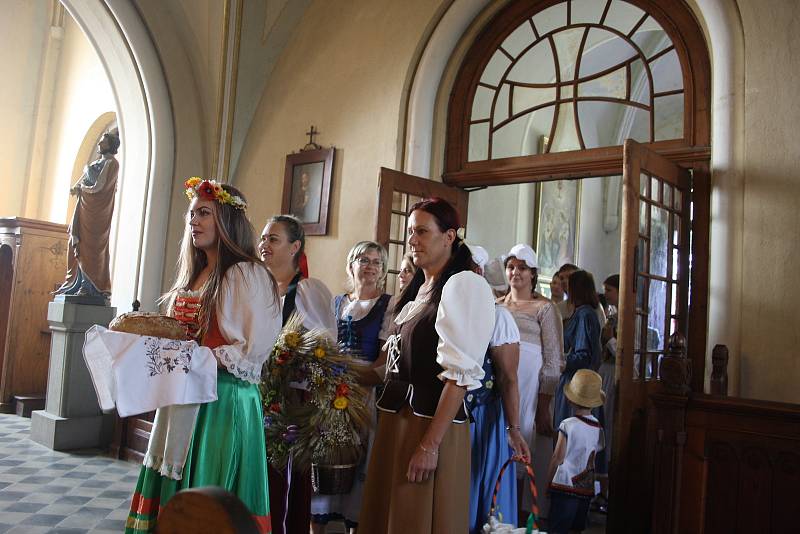 Dříve jsme byli zvyklí jezdit na dožínkové slavnosti do Polska. Nejdřív se tato tradice vrátila do Slezských Rudoltic. Rudoltické dožínky si našly řadu příznivců a dnes už patří k nejvýznamnějším událostem roku.