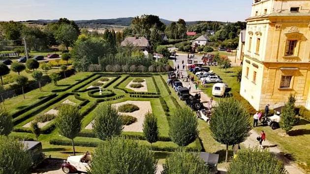 Zámek Slezské Rudoltice je fotogenické místo. To už dávno zjistil Zdeněk Caisberger, který jako pilot dronu zaznamenává krásy zámku ze všech stran.