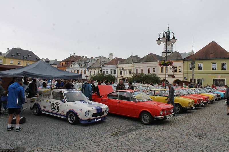 Náměstí Míru v Bruntále se zcela zaplnilo automobily Škoda 110R Coupé.