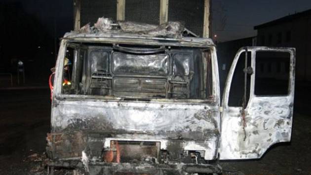 Dvě jednotky hasičů zasahovaly v úterý brzy ráno v Břidličné u požáru nákladního automobilu MAN, vezoucího velké barely s barvami.