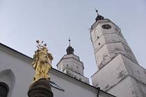 Barokní Panna Maria Immaculata opustila Krnov jako chátrající šedivá popraskaná socha. Po návratu z restaurátorské dílny do všech stran září zlatem.