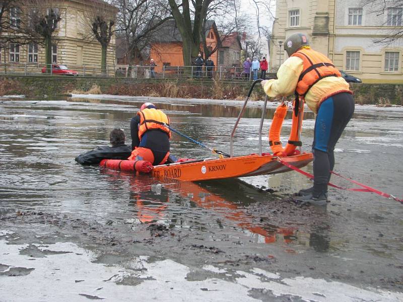 Vodní záchranáři z Krnova dokázali, že umějí vytáhnout tonoucí osobu z vody hned několika způsoby.