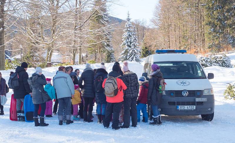 Děti si v Karlově Studánce prohlédly policejní vozidla a poslechly si pohádky.