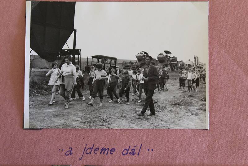 Prohlídka areálu zemědělského podniku v Leskovci nad Moravicí, rok 1974.