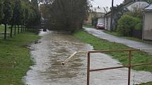 Situace na Osoblažsku je specifická tím, že se rozvodnila nejen řeka Osoblaha, ale i drobné potůčky a příkopy. Voda se valí po polních a  lesních cestách a vytváří laguny.