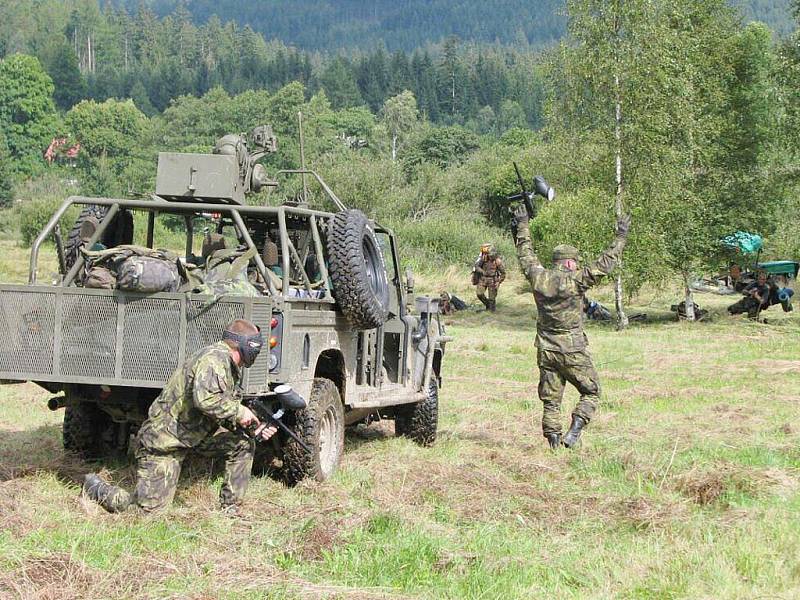 Armáda České republiky připravila pro děti na táboře dvoudenní tažení podobné víc než vojenskému výcviku ostrým válečným akcím. Tábor provázela střelba ze zbraní všeho druhu, kouř z dýmovnic, vojenské vozy nebo nad hlavami táborníků létající vrtutulník.