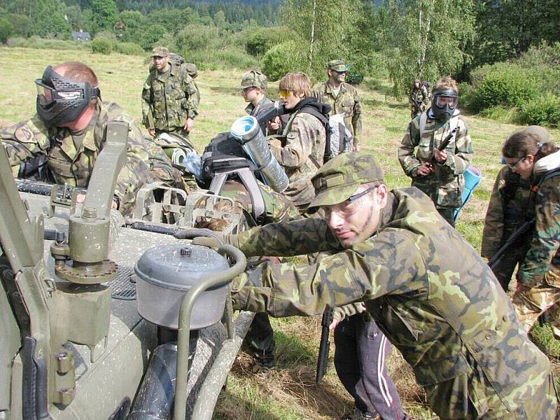 Armáda České republiky připravila pro děti na táboře dvoudenní tažení podobné víc než vojenskému výcviku ostrým válečným akcím. Tábor provázela střelba ze zbraní všeho druhu, kouř z dýmovnic, vojenské vozy nebo nad hlavami táborníků létající vrtutulník.