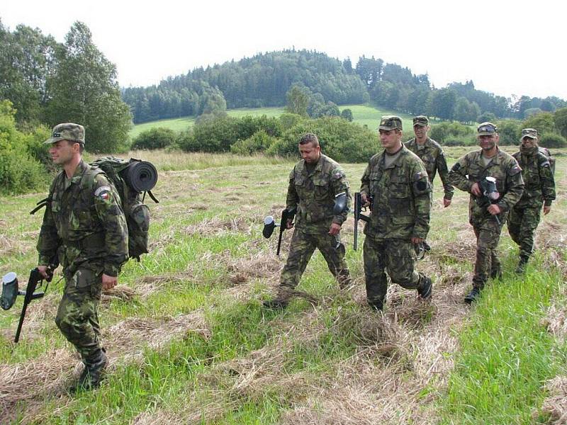 Armáda České republiky připravila pro děti na táboře dvoudenní tažení podobné víc než vojenskému výcviku ostrým válečným akcím. Tábor provázela střelba ze zbraní všeho druhu, kouř z dýmovnic, vojenské vozy nebo nad hlavami táborníků létající vrtutulník.