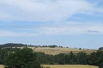 Zvláštní větrný úkaz se náhle zjevil kousek za pilou v Krásných Loučkách nedaleko cesty z Krnova do Města Albrechtic.