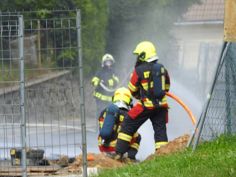 Zásah hasičů ve Vrbně pod Pradědem u havárie plynového potrubí.