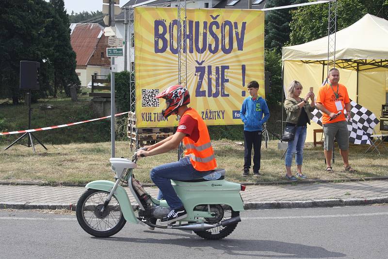 Fichtlmánii uspořádala iniciativa „Bohušov žije!“, aby mladším ročníkům připomenula legendární dopravní prostředek: Jawu Pionýr.