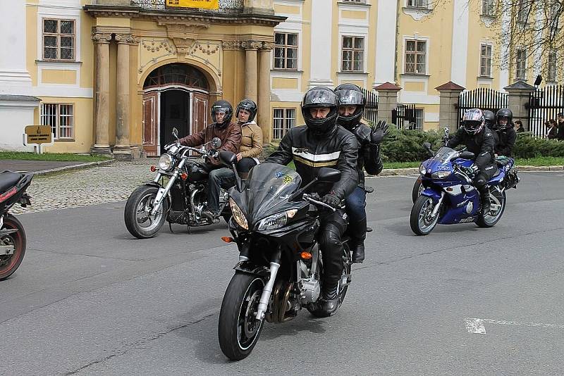 Holky a mašiny se nabízely k obdivování pod rozkvetlými třešněmi na náměstí Míru v Bruntále při sobotní motorkářské akci Vítání jara.