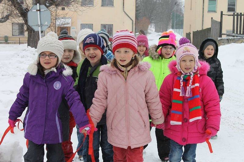 Důležité povinnosti, zdobení velikonočního stromu, se ve středu v Andělské Hoře chopili andělskohorští a světlohorští předškoláci.