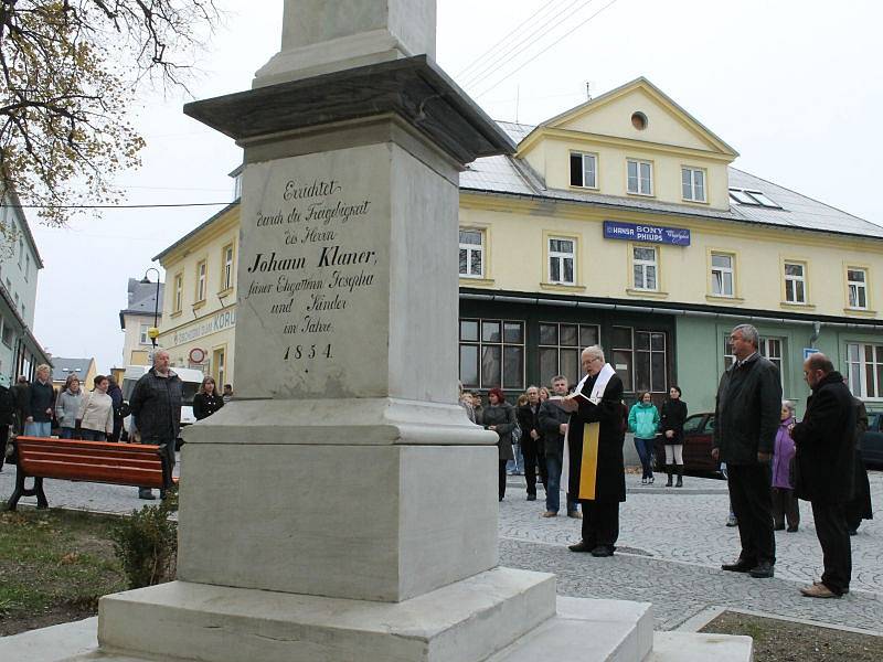 Na snímku starosta Rýmařova Petr Klouda (druhý zprava) a biskup ostravsko-opavské diecéze František Václav Lobkowicz (třetí zprava), který požehnal kříži před kostelem sv. Archanděla Michaela.