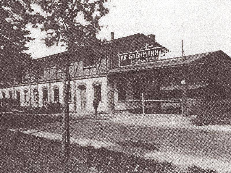 Vstupní brána do závodu firmy Adolf Grohman a syn používaná podnikem Lisovny nových hmot až do sedmdesátých let minulého století.