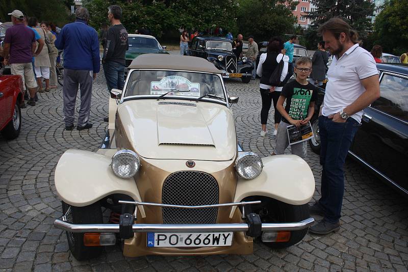 Kolona autoveteránů si na své cestě pohraničím udělala zastávku také na krnovském náměstí.