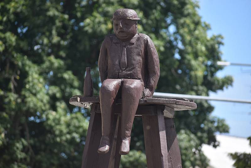 „Jiří Houska medituje na horské louce“ je název sochy, kterou výtvarník  Martin Matela udělal z obyčejného kruhového objezdu vyhlášenou atrakci Vrbna pod Pradědem.