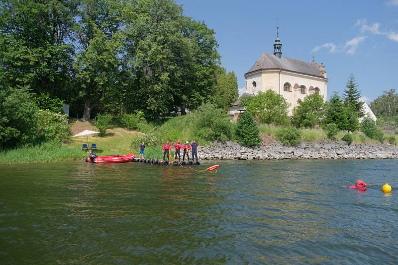 Soutěž ve vodním záchranářství na Slezské Hartě letos prověřila celkem 21 čtyřčlenných týmů profesionálních a dobrovolných hasičů z celé republiky. Přijeli i polští hasiči z Prudniku a Hlubčic.