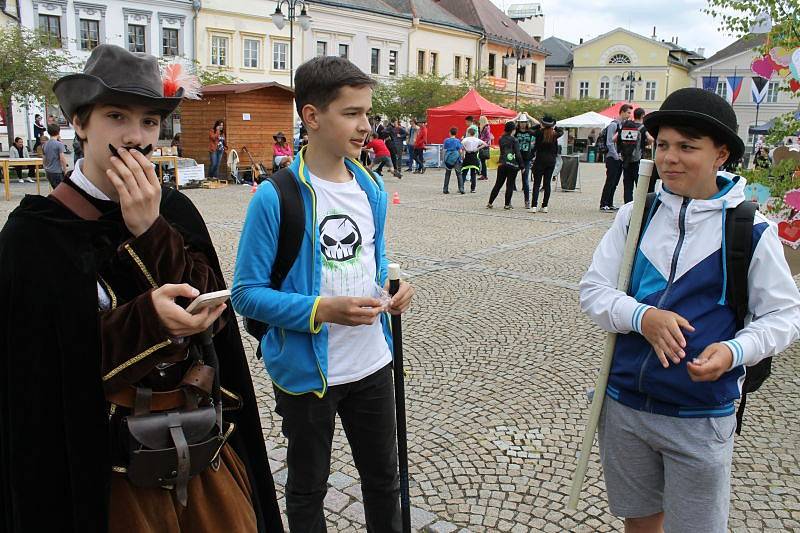 Studentům patřilo v pátek 15. května centrum Bruntálu. Zejména těm, kteří si pořídili vlastní pokrývku hlavy, protože šlo o Kloboukový majáles.