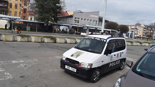 V ulicích Krnova můžete potkat japonské auto Daihatsu označené jako Hentai policie. Důležité upozornění: vlastnictví auta Hentai policie neopravňuje majitele provádět kontrolu spodního prádla kolemjdoucích.