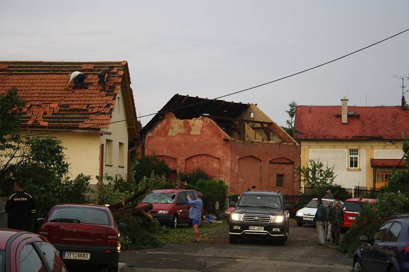 Následky ničivého tornáda na Krnovsku, červen 2013.