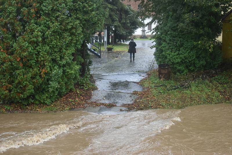 Situace na Osoblažsku je specifická tím, že se rozvodnila nejen řeka Osoblaha, ale i drobné potůčky a příkopy. Voda se valí po polních a lesních cestách a vytváří laguny.