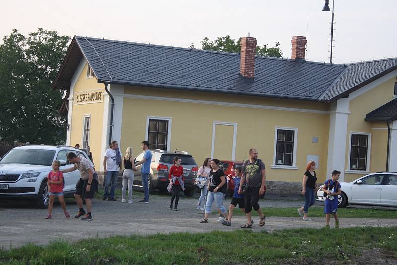 STRAŠIDLA přijela do Slezských Rudoltic parním vlakem v posledních paprscích zapadajícího slunce.
