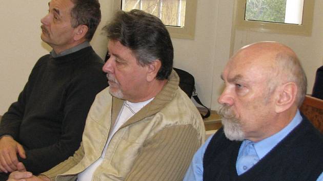 Pavel Šatura, Bohuslav Špinar a Miloslav Bureš (zleva) vyslechli rozsudek, který je potrestal za zvýhodňování věřitele v bruntálské nemocnici. 