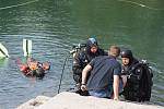 Společného cvičení policejních a báňských potápěčů u zatopeného lomu Šifr u Svobodných Heřmanic.
