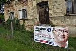 Rodný dům masového vraha Antonína Blažka během volební kampaně, září 2022.