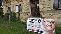 Rodný dům masového vraha Antonína Blažka během volební kampaně, září 2022.