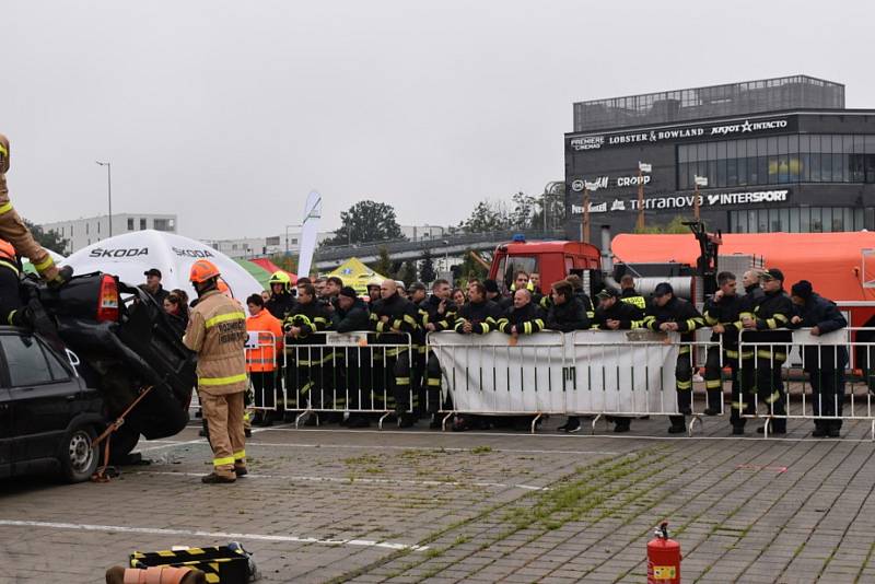 Dobrovolní hasiči z Vrbna pod Pradědem reprezentovali Moravskoslezský kraj v celorepublikové soutěži ve vyprošťování  osob z vraku auta. Foto: Andrea Martínková