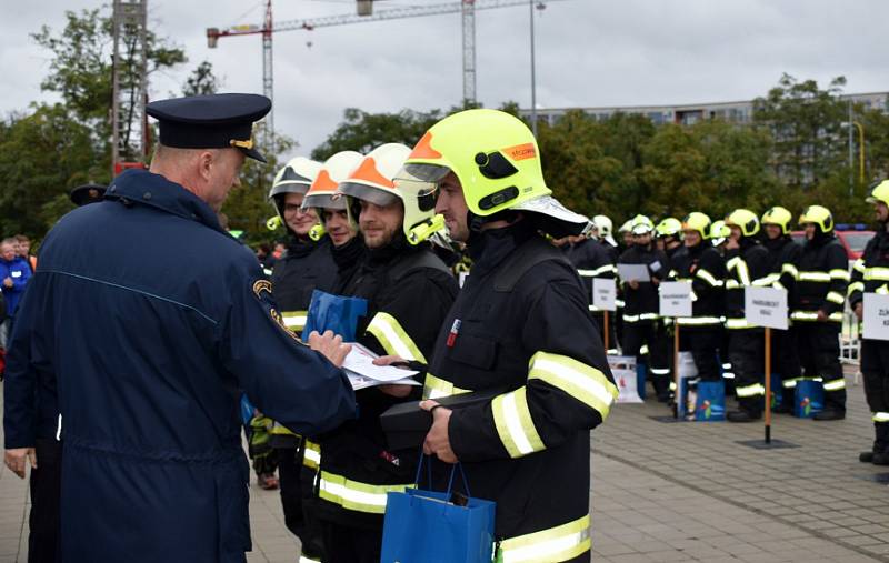 Dobrovolní hasiči z Vrbna pod Pradědem reprezentovali Moravskoslezský kraj v celorepublikové soutěži ve vyprošťování  osob z vraku auta. Foto: Andrea Martínková