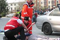 Organizátoři akce Den bezpečnosti ukázali v divadle realitu dopravních nehod, s dětmi si na náměstí povídal Upír Krejčí a svou práci představili policisté, hasiči, zdravotníci i sportovní motoristé, účastníci Rallye Dakar.