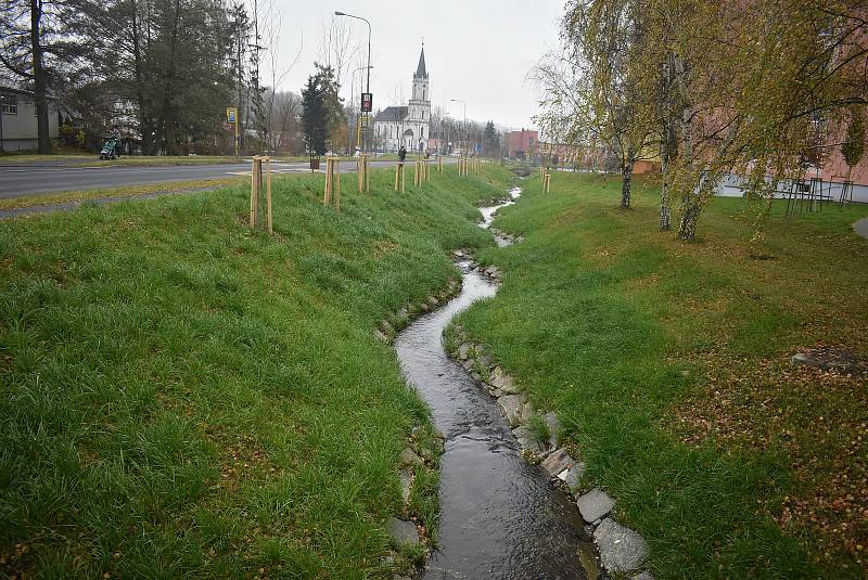 Kobylí potok v centru Bruntálu po revitalizaci vypadá skvěle.
