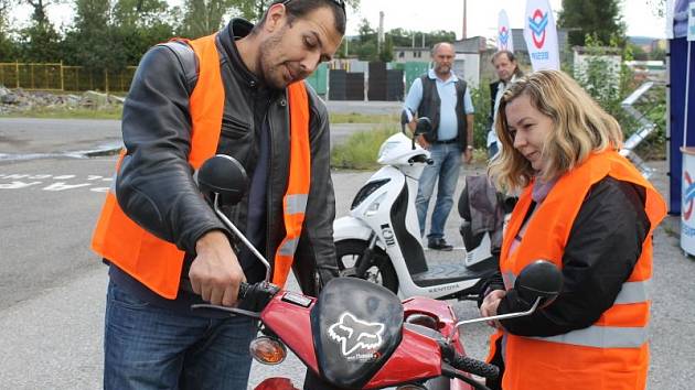 Držitelé řidičských oprávnění typu B mohou díky loňské novele vyhlášky o silničním provozu řídit motocykly do objemu sto pětadvaceti kubických centimetrů. Umí je ale opravdu řídit?