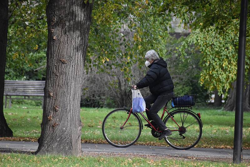 Krnované 21. října 2020 poctivě nasadili roušky a respirátory. Stávají se běžnou součástí výbavy také u cyklistů.