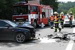 Místo nehody. Dvě osobní vozidla se čelně srazila v linhartovských zatáčkách. Jeden z automobilů skončil v příkopě. Na místě zasahovala policie, hasiči i záchranáři.