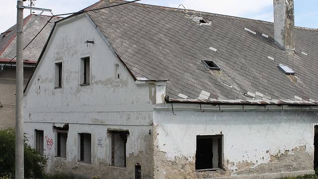 Na devastaci domu se do značné míry podíleli také nájemníci z nižších sociálních vrstev. Zastupitelé neschválili prodej ruiny, takže demolice je asi jediným řešením současné situace.