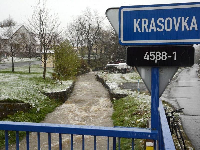 První stupeň povodňové aktivity byl na Krnovsku vyhlášen jen v Radimi u Brantic, kde v noci kulminovaly průtoky na potoce Krasovka. V tuto chvíli už hladina zase klesá.
