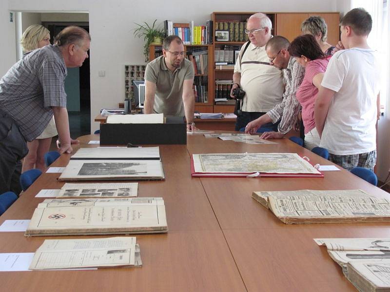 Krnovský archiv sídlí v bývalé Karnole, takže na mezinárodní den archivů sem v neděli přišli na exkurzi nejen zájemci o historii, ale také několik místních textiláků, které k tomuto objektu vážou osobní vzpomínky.