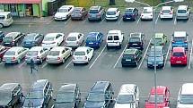 Parkoviště u krnovské nemocnice bývá zaplněné do posledního místa. Nepomohlo ani zvojnásobení kapacity v roce 2007, ani letošní zavedení parkovacích automatů.