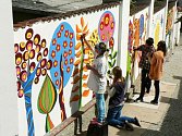 Žáci Základní školy Jesenická v Bruntále se spolu s dalšími dětmi a žáky bruntálských škol podíleli i na výtvarném vyzdobení zdi ve Farní uličce v Bruntále.
