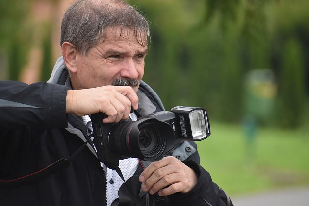 Manžele Aleše a Alenu Sýkorovi ze Studia Láryšov většinou potkáte ověšené fotoaparáty a kamerami.
