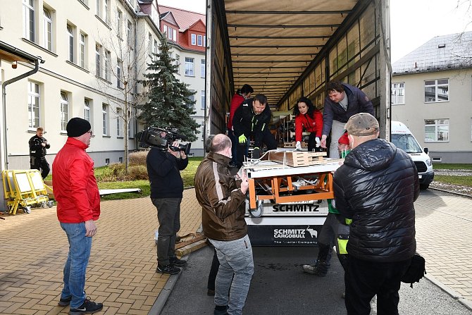 Ukrajinský kamion v nemocnici ve Městě Albrechticích 8. dubna 2022 naložil nemocniční lůžka a vyrazil do Nadvirny.