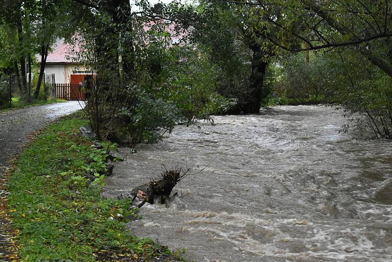 Rozvodněná řeka Opavice zaplavila silnici a odřízla Linhartovy od Města Albrechtic.